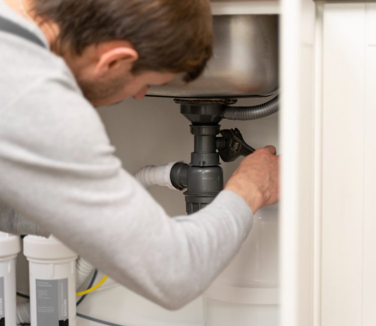 service-maintenance-worker-repairing